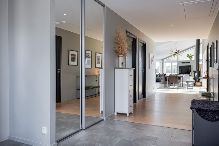 Välkomnande entré med spegelgarderober